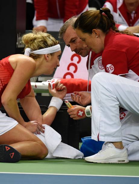 Nel match di Fed Cup tra la svizzera Timea Bacsinszky e la francese Alize  Cornet, una vespa ha messo a dura prova la padrona di casa che nonostante tutto   poi riuscita ad imporsi 7-5 6-4. Afp